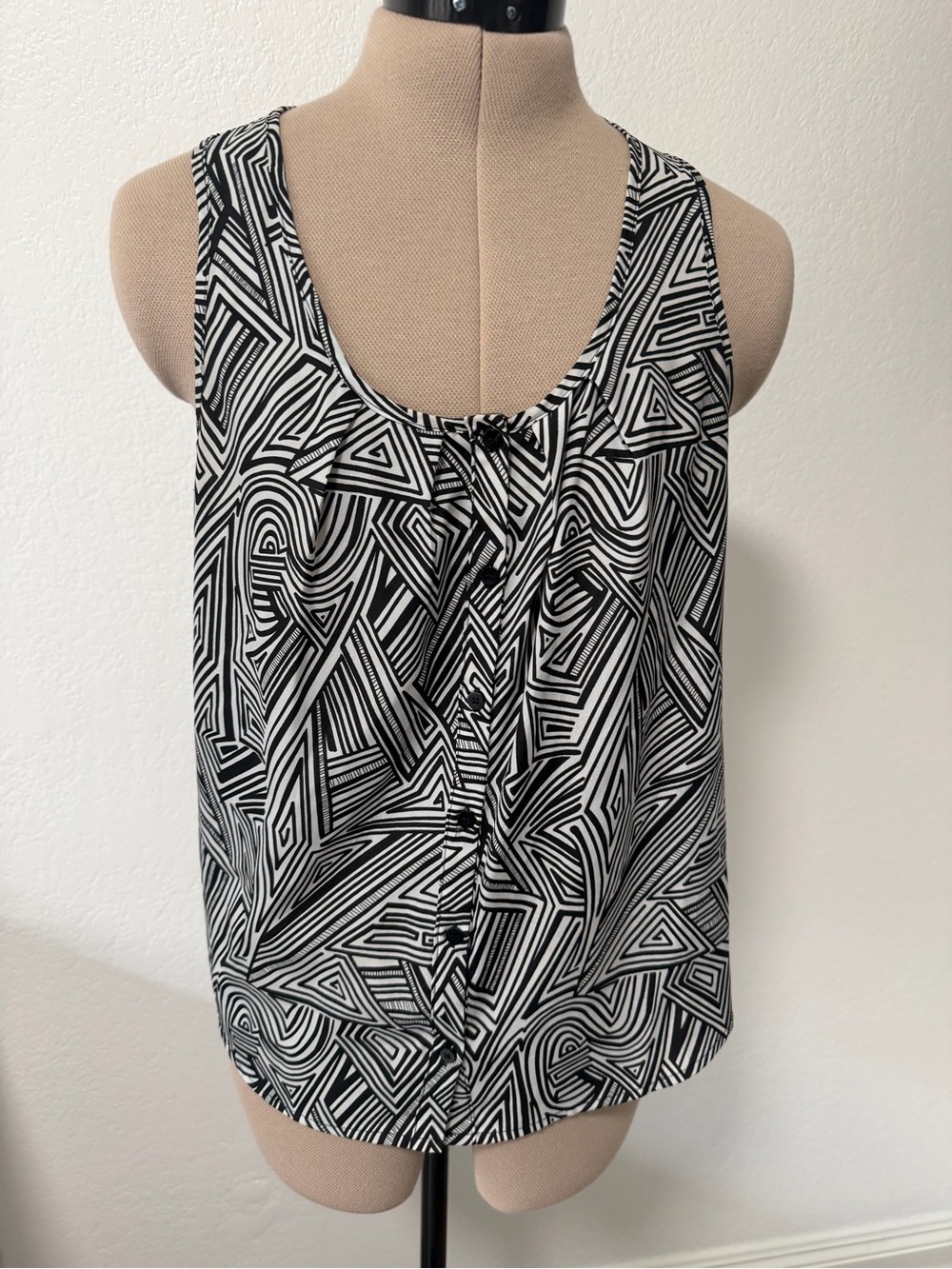 Collective Concepts Black and White Geometric Print Sleeveless Camisole
